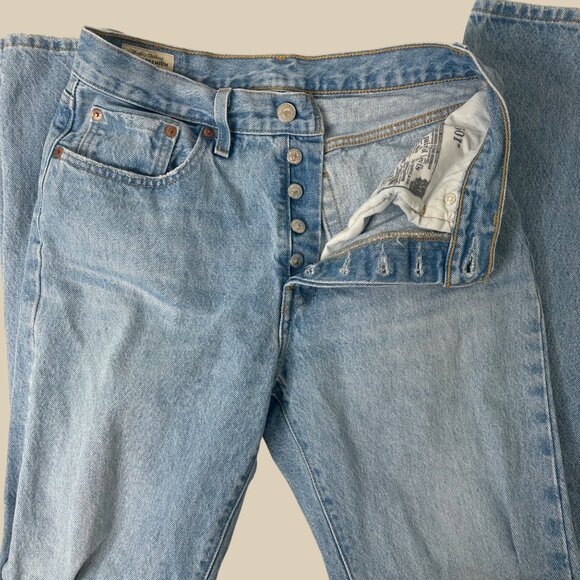 Levis 501 Womens Premium Original Fit Mom Jean Medium Wash Button Fly Size 27x32 - Picture 2 of 11